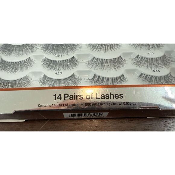 Ardell Naked Lashes - 14 pairs with Glue - Picture 3 of 4